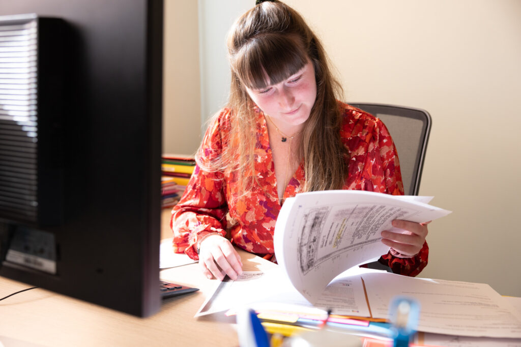 étude d'un dossier dans un bureau