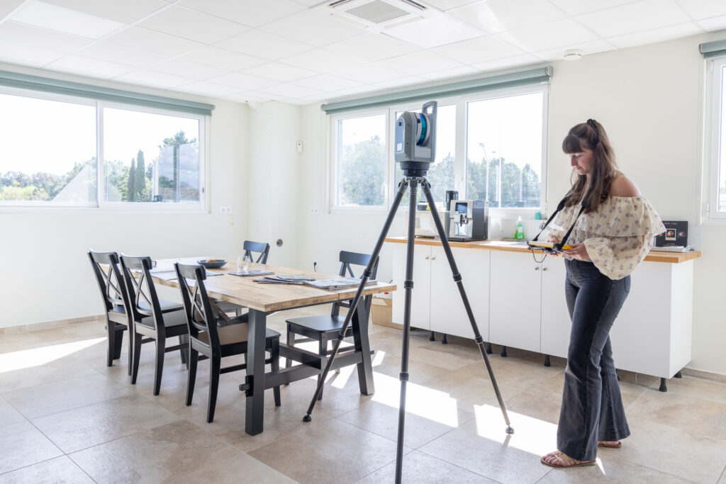 dans les locaux de la société