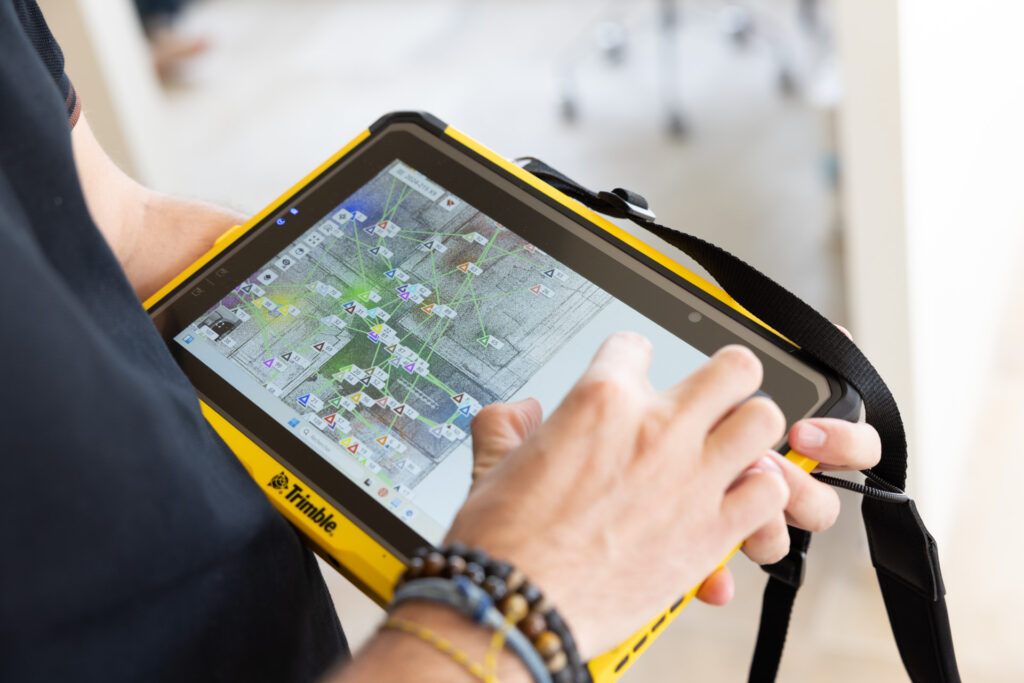 analyse part un géomètre sur sa tablette