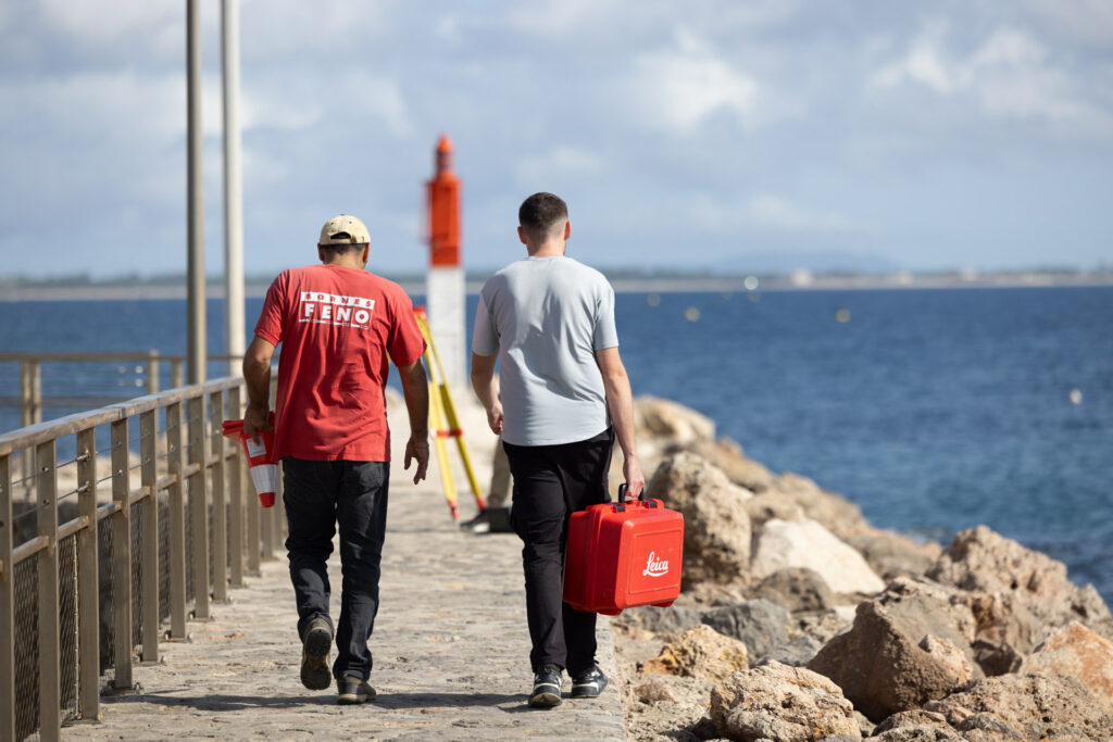 géomètres sur le terrain au bord de la mer