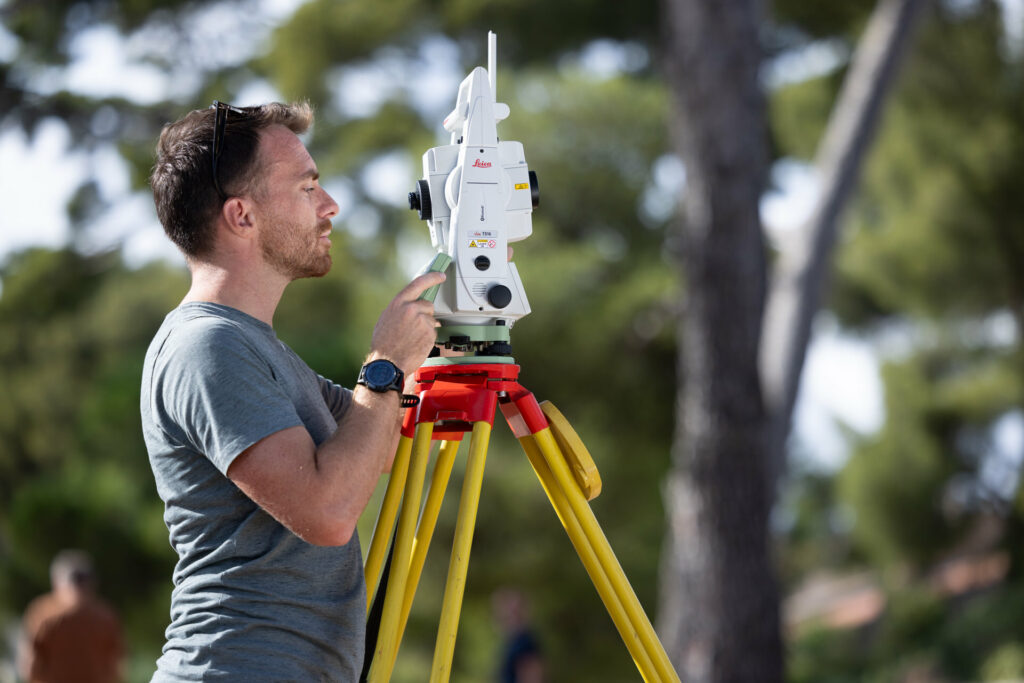 géomètre sur le terrain